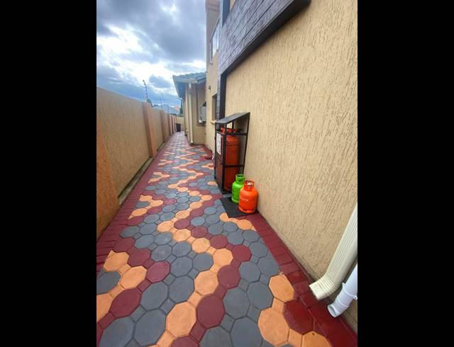4 BEDROOM HOUSE FOR SALE IN AERORAND